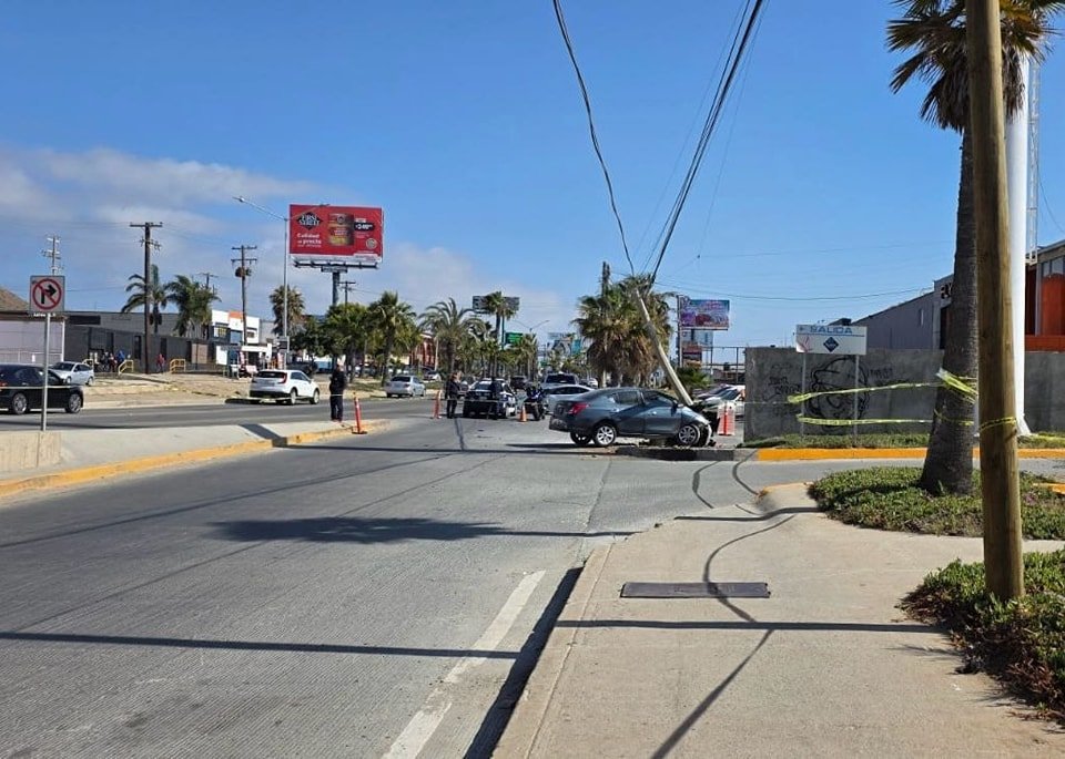 Crash at El Gallo Overpass Leaves One Dead in Ensenada
