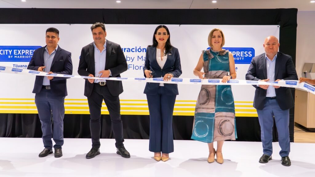 Officially Open: Cutting the Ribbon in El Florido